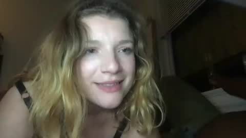 Snapshot of seturselfonfyre chatting on 10/22/25, 12:44 seturselfonfyre online show from 10/22/25, 12:44