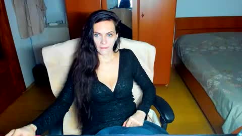 Snapshot of sexqueen1111 chatting on 06/04/26, 02:06 sexqueen1111 online show from 06/04/26, 02:06