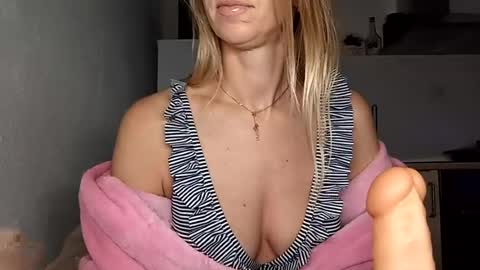 Snapshot of sexualangel chatting on 06/17/26, 02:36 Verona online show from 06/17/26, 02:36