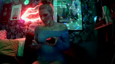 Snapshot of sexxileeah42o chatting on 10/28/25, 08:18 Leeah CloudZzz online show from 10/28/25, 08:18