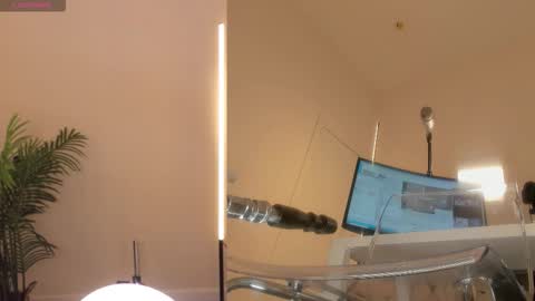 Lina online show from 09/30/25, 12:04