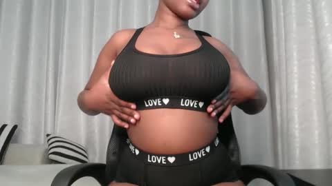 Snapshot of sexy_chocolata chatting on 10/22/25, 02:23 chocolata online show from 10/22/25, 02:23