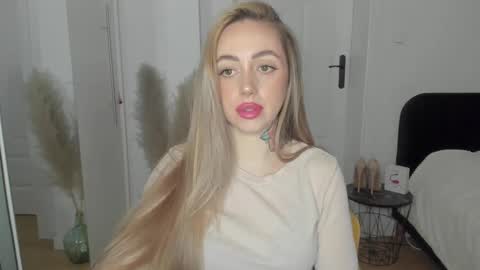 C o r a l i e online show from 02/19/25, 04:33