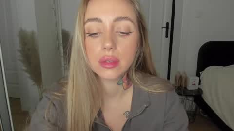C o r a l i e online show from 02/26/25, 08:33