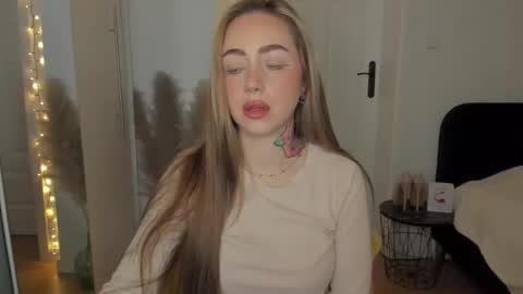 Snapshot of sexy_coralie chatting on 01/19/26, 07:45 C o r a l i e online show from 01/19/26, 07:45