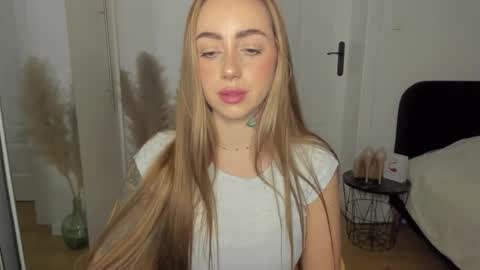 Snapshot of sexy_coralie chatting on 02/05/26, 03:38 C o r a l i e online show from 02/05/26, 03:38