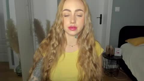 C o r a l i e online show from 04/30/26, 06:42