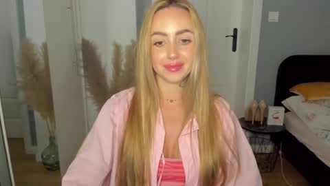Snapshot of sexy_coralie chatting on 05/29/26, 02:26 C o r a l i e online show from 05/29/26, 02:26