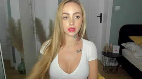 Snapshot of sexy_coralie chatting on 06/06/26, 05:28 C o r a l i e online show from 06/06/26, 05:28