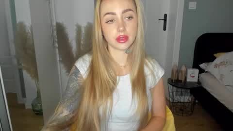 Snapshot of sexy_coralie chatting on 06/09/26, 06:36 C o r a l i e online show from 06/09/26, 06:36