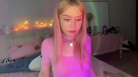 Snapshot of sexy_cute18 chatting on 07/11/26, 01:52 Eva online show from 07/11/26, 01:52