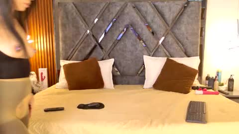 Dafne online show from 12/17/25, 07:31