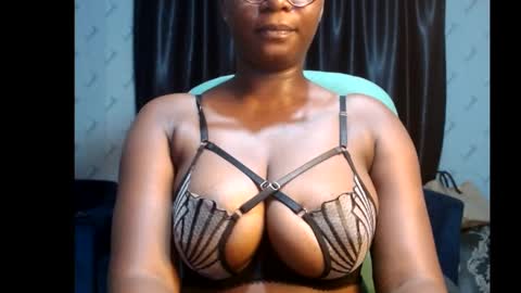 Snapshot of sexy_pearl12 chatting on 02/13/25, 06:05 zoe online show from 02/13/25, 06:05