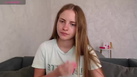 Snapshot of sexy_sansa chatting on 06/03/26, 07:55 Alina online show from 06/03/26, 07:55