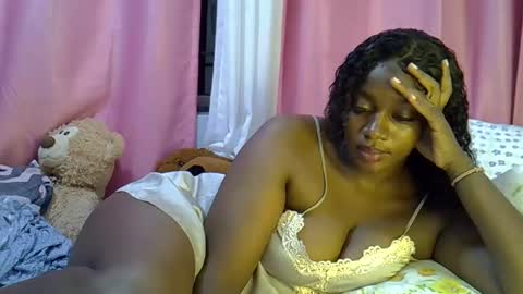 Snapshot of sexy_siera chatting on 05/17/26, 05:42 laura online show from 05/17/26, 05:42