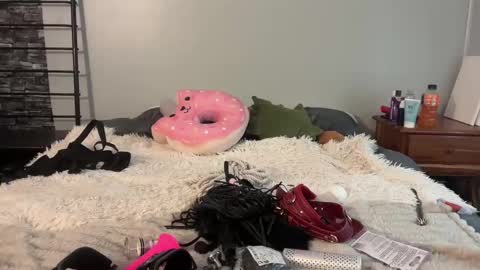 Snapshot of sexyandstoned420 chatting on 12/31/24, 04:57 Kali Brent online show from 12/31/24, 04:57