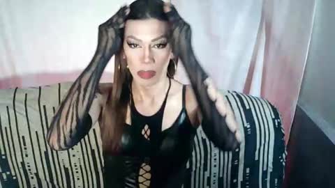 Snapshot of sexydevine_34 chatting on 05/03/26, 06:47 Devine online show from 05/03/26, 06:47