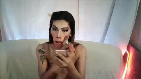 Snapshot of sexydevine_34 chatting on 05/28/26, 11:57 Devine online show from 05/28/26, 11:57