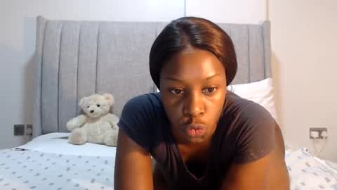 Snapshot of sexymonalisa1 chatting on 05/18/26, 05:35 sexymonalisa1 online show from 05/18/26, 05:35