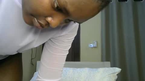 Snapshot of sexypetite_lee chatting on 12/18/24, 06:14 Lee online show from 12/18/24, 06:14