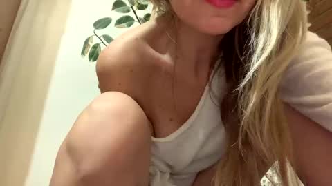 Snapshot of sexysexydream chatting on 01/02/25, 06:45 Anya online show from 01/02/25, 06:45