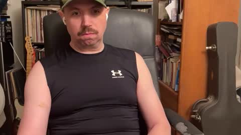 Snapshot of sfgiants1982 chatting on 10/28/25, 11:07 sfgiants1982 online show from 10/28/25, 11:07