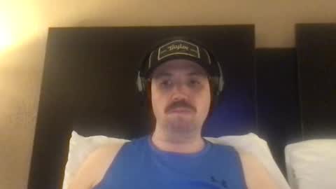 Snapshot of sfgiants1982 chatting on 11/19/25, 03:28 sfgiants1982 online show from 11/19/25, 03:28