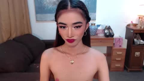 Snapshot of shaina_cummer chatting on 12/16/25, 05:12 shaina online show from 12/16/25, 05:12