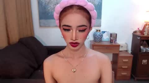 Snapshot of shaina_cummer chatting on 12/23/25, 01:36 shaina online show from 12/23/25, 01:36