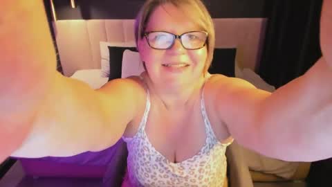 Snapshot of shannonshine chatting on 05/20/26, 05:02 Shannon online show from 05/20/26, 05:02