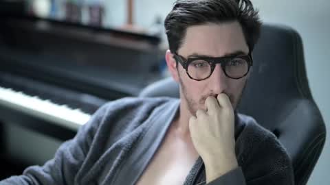 Snapshot of shape80 chatting on 12/19/25, 09:05 frenchy boy online show from 12/19/25, 09:05