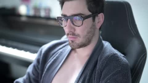 Snapshot of shape80 chatting on 12/20/25, 09:05 frenchy boy online show from 12/20/25, 09:05