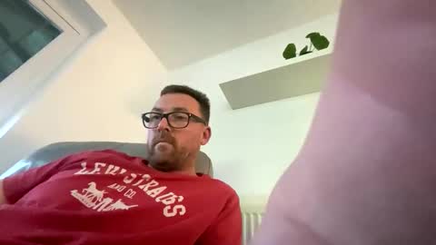 Snapshot of sharksboy16 chatting on 10/25/25, 04:46 Sharksboy online show from 10/25/25, 04:46