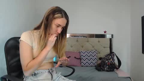 Snapshot of sharlotte__jones chatting on 03/06/25, 02:18 Sara online show from 03/06/25, 02:18