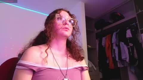 Snapshot of sharonblack_ chatting on 04/19/26, 01:16 kitsune online show from 04/19/26, 01:16