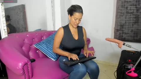 Snapshot of sharoncute16 chatting on 12/19/25, 09:33 sharoncute16 online show from 12/19/25, 09:33