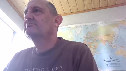 Snapshot of sharpshoder chatting on 05/09/26, 10:42 Peter online show from 05/09/26, 10:42