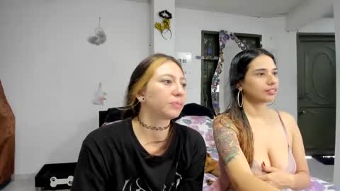 Snapshot of sheandhex chatting on 09/22/25, 08:33 katrin and Aaron online show from 09/22/25, 08:33