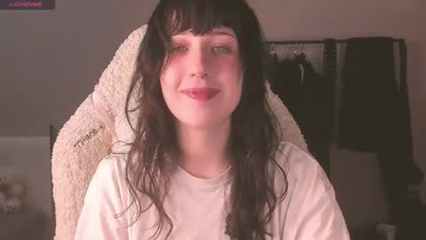 Snapshot of sheeny_shy chatting on 04/15/26, 06:04 Chiara online show from 04/15/26, 06:04