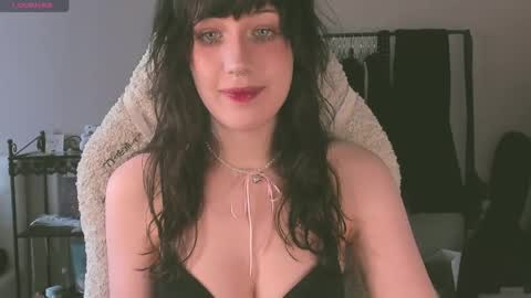 Snapshot of sheeny_shy chatting on 04/19/26, 12:26 Chiara online show from 04/19/26, 12:26