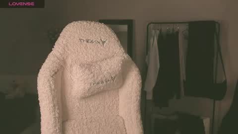 Snapshot of sheeny_shy chatting on 04/27/26, 05:33 Chiara online show from 04/27/26, 05:33
