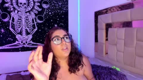 Snapshot of sheeylaroee chatting on 01/16/25, 05:32 Heidy online show from 01/16/25, 05:32