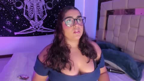 Snapshot of sheeylaroee chatting on 02/18/25, 12:48 Heidy online show from 02/18/25, 12:48