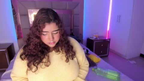 Snapshot of sheeylaroee chatting on 03/11/25, 02:43 Heidy online show from 03/11/25, 02:43