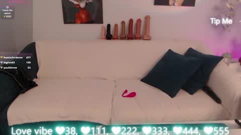 Snapshot of sheilaryan chatting on 02/04/25, 07:51 Sheila GMT 2 Tuesday Wednesday Friday Saturday Sunday- 8 5 online show from 02/04/25, 07:51