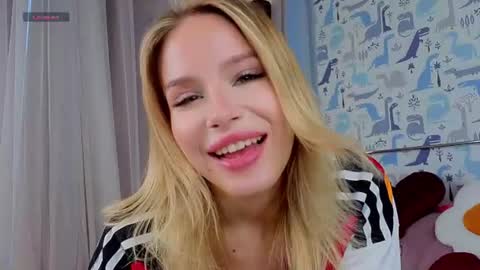 Snapshot of sheliamuyres chatting on 06/29/26, 01:56 Lina online show from 06/29/26, 01:56