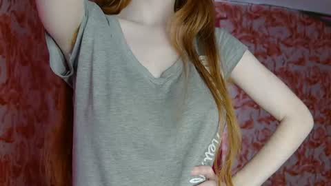 Snapshot of shelikessoymilk chatting on 07/25/26, 05:43 Erika online show from 07/25/26, 05:43