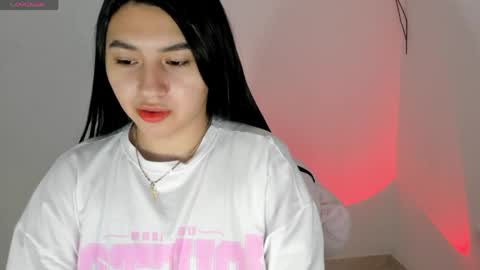 Snapshot of shelly_rohades chatting on 05/11/26, 04:29 online show from 05/11/26, 04:29