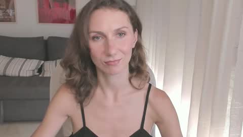 Snapshot of shesleepsnaked chatting on 10/01/25, 04:02 shesleepsnaked online show from 10/01/25, 04:02