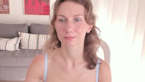 Snapshot of shesleepsnaked chatting on 10/15/25, 09:31 shesleepsnaked online show from 10/15/25, 09:31